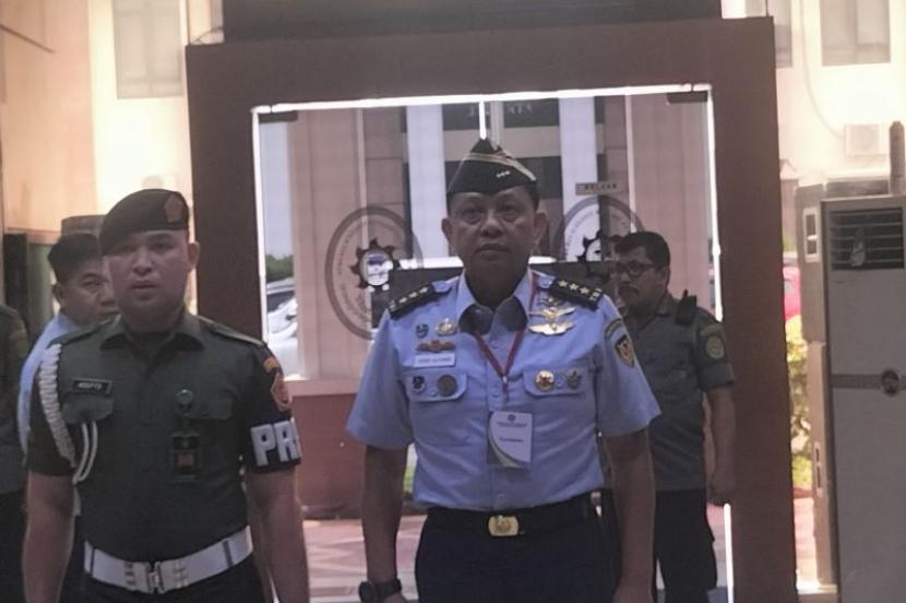 Mantan Kepala Basarnas RI Marsdya (Purn) Henri Alfiandi saat memasuki ruang sidang Pengadilan Tinggi Militer di kawasan Jakarta Timur, Senin (1/4/2024). 