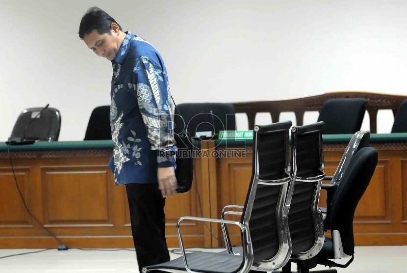 Mantan Kepala Dinas Perhubungan DKI Jakarta, Udar Pristono menjalani sidang kasus suap tindak pidana korupsi TransJakarta tahun anggaran 2012-2013 di Pengadilan Tindak Pidana Korupsi (Tipikor),Jakarta, Senin (13/4). (Republika/Agung Supriyanto)