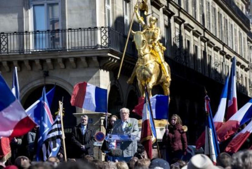 Mantan kepala partai sayap kanan Prancis Front National, Jean-Marie le Pen menyampaikan pidato di depan patung Joan of Arc dalam paringatan Hari Buruh Internasional di Paris, Prancis, Ahad, 1 Mei 2016.