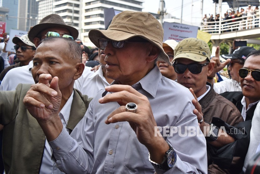 Mantan Kepala Staf Komando Strategis Angkatan Darat (Kas Kostrad) Mayjen TNI Purnawirawan Kivlan Zein (tengah) menghadiri unjukrasa menuntut diusutnya dugaan kecurangan Pemilu 2019 di Kantor Bawaslu RI, Jakarta, Kamis (9/5/2019).