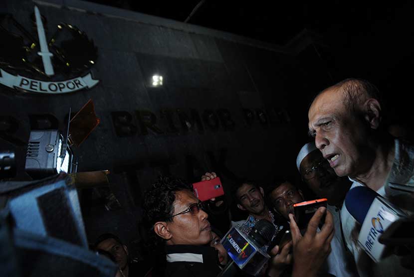 Mantan Kepala Staf Kostrad ABRI Mayjen TNI (Purn) Kivlan Zein meninggalkan gedung Mako Brimob Kelapa Dua, Sabtu (3/12) dini hari.