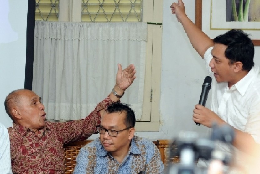Mantan kepala Staf Kostrad Kivlan Zen adu mulut dengan politikus NasDem, Taufik Basari dalam diskusi di Jakarta, Selasa (6/5).
