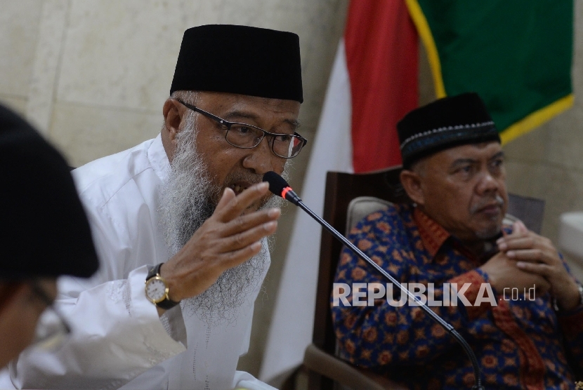  Mantan Ketua Dewan Dakwah Islamiyah Indonesia (DDII) KH Syuhada Bahri (kiri). Meninggalnya KH Syuhada Basri membuat muslim Indonesia kehilangan pejuang dakwah. Ilustrasi.