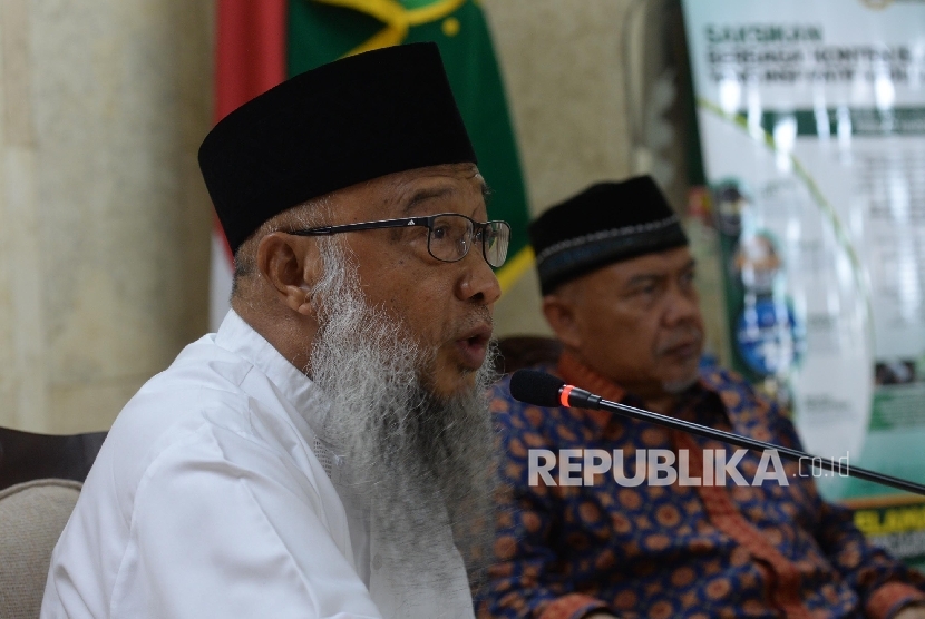 Mantan Ketua Dewan Dakwah Islamiyah Indonesia (DDII) Ustadz Syuhada Bahri (kiri).