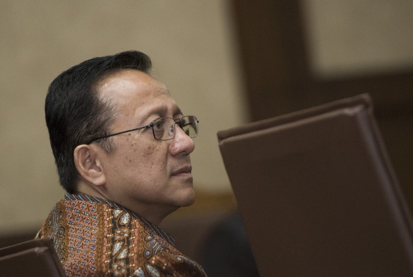 Mantan Ketua Dewan Perwakilan Daerah (DPD) Irman Gusman mengikuti sidang putusan sela di Pengadilan Tipikor, Jakarta, Selasa (29/11).