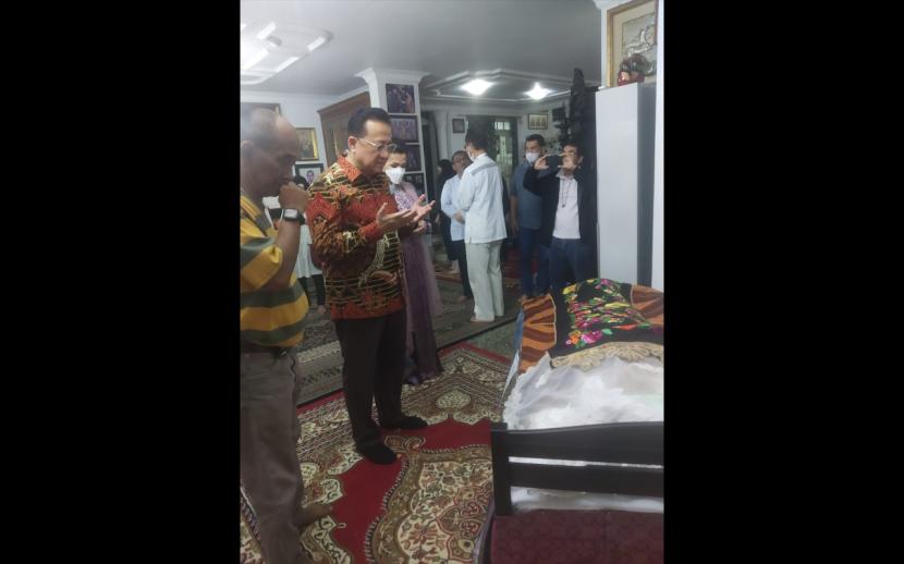 Mantan ketua Dewan Perwakilan Daerah (DPD) RI, Irman Gusman melayat ke rumah duka mantan Menko Kesra, Azwar Anas, Ahad (5/3/2023) 