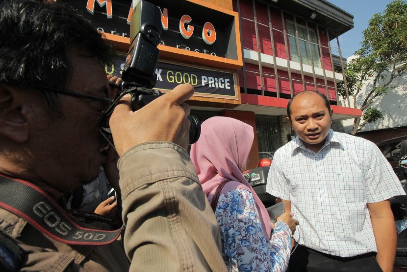 Mantan Ketua Dewan Pimpinan Gafatar Surabaya Riko (kanan) memberikan keterangan kepada sejumlah wartawan di Surabaya, Jawa Timur, Rabu (13/1).