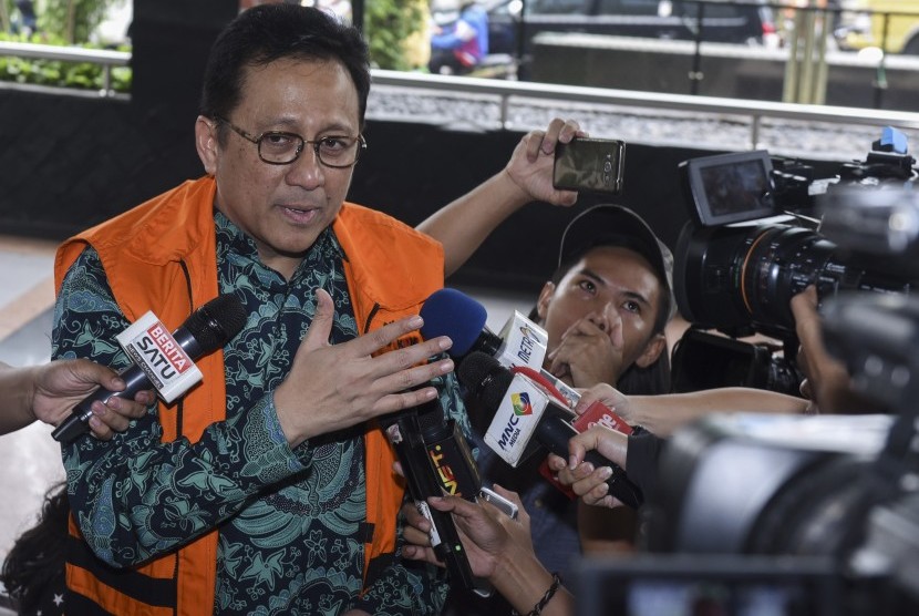 Mantan Ketua DPD Irman Gusman (kiri) menjawab pertanyaan wartawan sebelum dilakukan pemeriksaan di Gedung KPK, Jakarta, Selasa (4/10). 