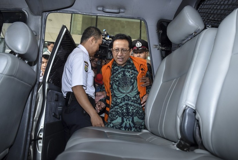 Mantan Ketua DPD Irman Gusman memasuki mobil tahanan usai dilakukan pemeriksaan di Gedung KPK, Jakarta, Selasa (4/10). 
