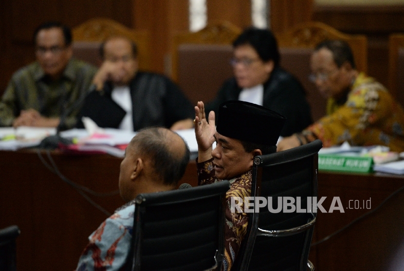  Mantan Ketua DPR Ade Komarudin (kanan) menjadi saksi sidang lanjutan kasus dugan korupsi pengadaan proyek KTP Elektronik untuk terdakwa Irman dan Sugiharjo di Pengadilan Tipikor, Jakarta, Kamis (6/4).