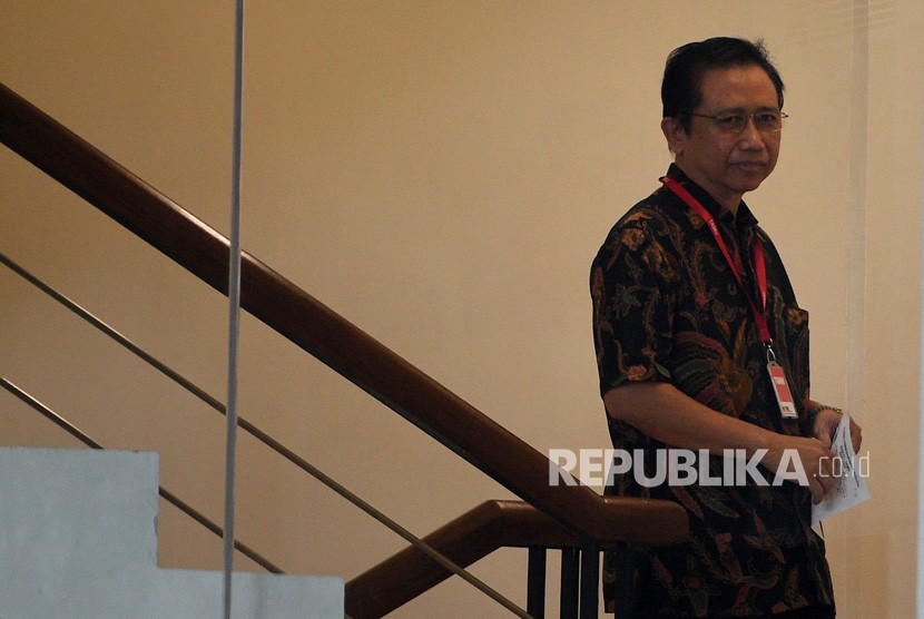 Mantan Ketua DPR Marzuki Alie berjalan untuk menjalani pemeriksaan di gedung KPK, Jakarta, Senin (8/1). 