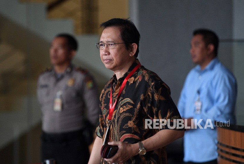 Mantan Ketua DPR Marzuki Alie bersiap menjalani pemeriksaan di gedung KPK, Jakarta, Senin (8/1).