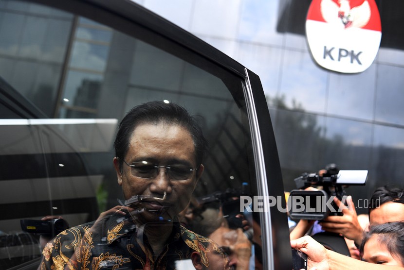 Former House of Representatives speaker, Marzuki Alie, leaves KPK office after being examined for suspect Anang Sugiana Sudiharjo, on Monday.