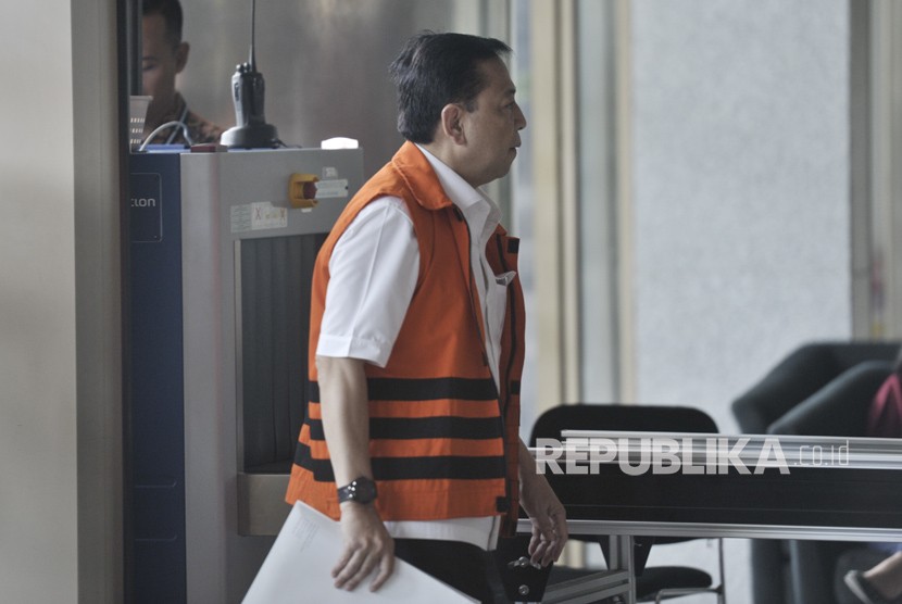 Mantan Ketua DPR Setya Novanto bersiap menjalani pemeriksaan di gedung KPK, Jakarta, Jumat (22/12). 