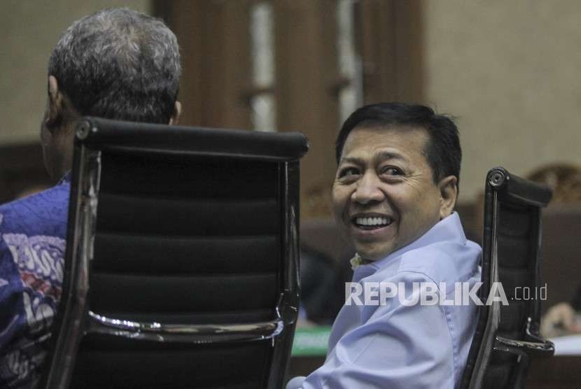 Mantan Ketua DPR Setya Novanto (kanan) mengikuti sidang di gedung Pengadilan Tipikor, Jakarta, Selasa (18/9).