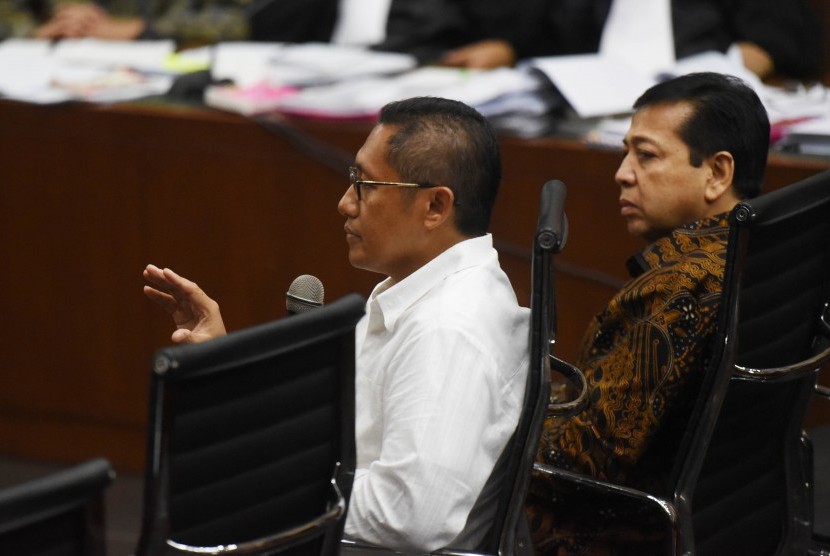 Mantan Ketua Fraksi Partai Demokrat Anas Urbaningrum (kiri) bersama Mantan Ketua Fraksi Partai Golkar Setya Novanto (kanan) bersaksi dalam sidang kasus dugaan korupsi pengadaan e-KTP dengan terdakwa Irman dan Sugiharto di Pengadilan Tipikor, Jakarta, Kamis (6/4).