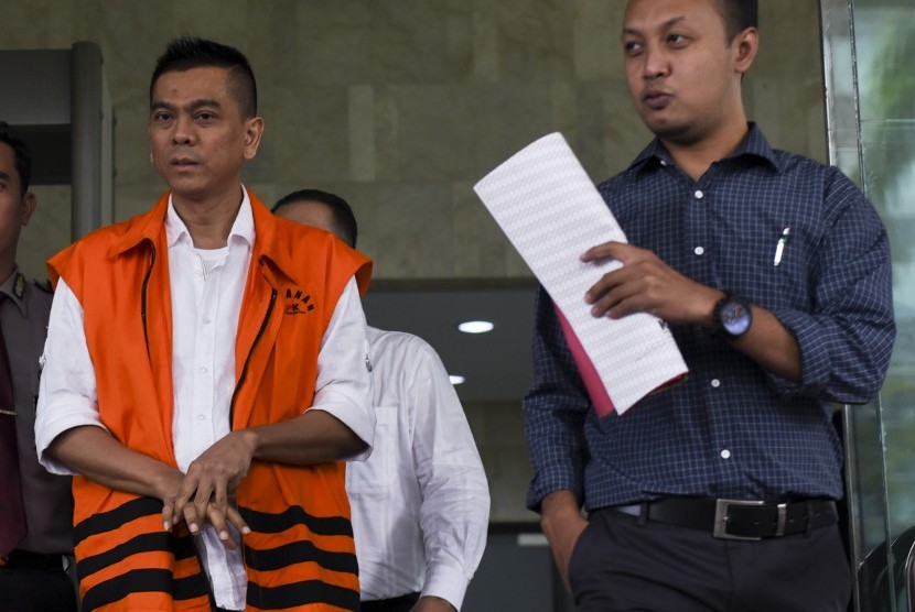 Mantan Ketua Komisi D DPRD DKI Jakarta M. Sanusi (kiri) berjalan seusai diperiksa di Gedung KPK, Jakarta, Rabu (29/6).