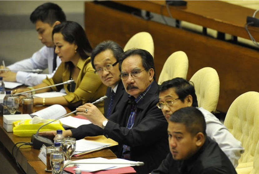 Mantan Ketua Komisi Pemberantasan Korupsi (KPK), Antasari Azhar (ketiga kanan), memberikan keterangan dalam rapat Timwas Century di Kompleks Parlemen Senayan, Jakarta, Rabu (12/9). 