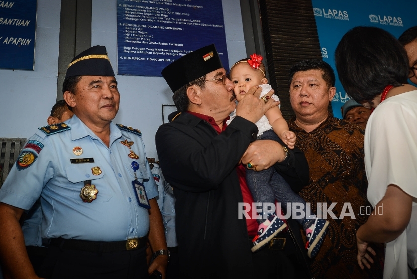Mantan Ketua Komisi Pemberantasan Korupsi (KPK) Antasari Azhar mencium cucunya saat keluar dari pintu Lapas Kelas 1 Tangerang dan disambut oleh Istrinya Ida Laksmiwati beserta anak di Lapas Kelas 1, Tangerang, Kamis (10/11).