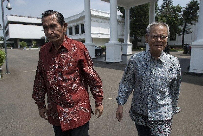 Mantan ketua Komisi Pemberantasan Korupsi Tumpak Hatorangan (kiri).