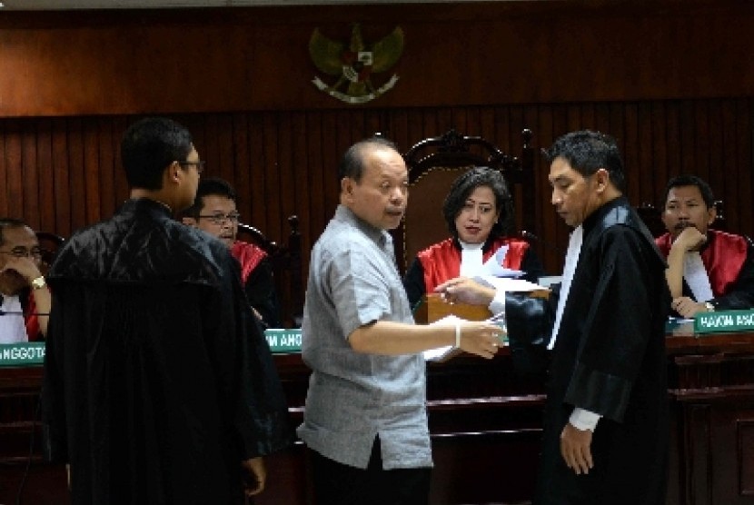 Mantan Ketua Komisi VII DPR Sutan Bhatoegana di Pengadilan Tipikor, Jakarta, Senin (20/4). 