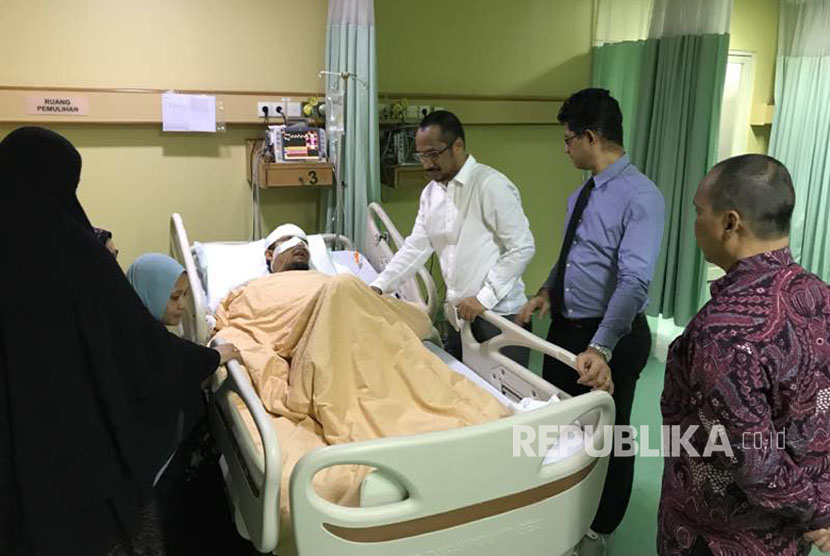 Mantan Ketua KPK Abrahan Samad dan Wakil Ketua KPK Laode M Syarif mengunjungi Novel Baswedan di Rumah Sakit Mitra Keluarga,Kelapa Gading Selasa (11/4)