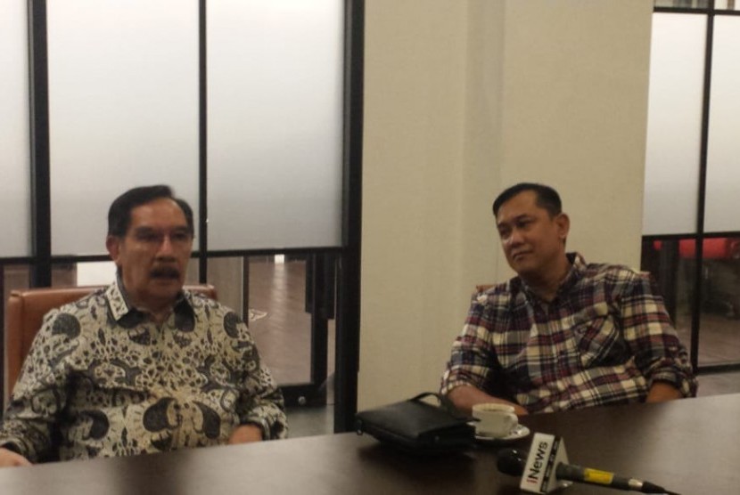 Mantan ketua KPK, Antasari Azhar bersama Denny Siregar berdiskusi dengan awak media dalam acara #SaveKPK dari radikalisme, Rabu (26/6). Acara digelar di Jalan HOS. Cokroaminoto nomor 92, Menteng, Jakarta Pusat.