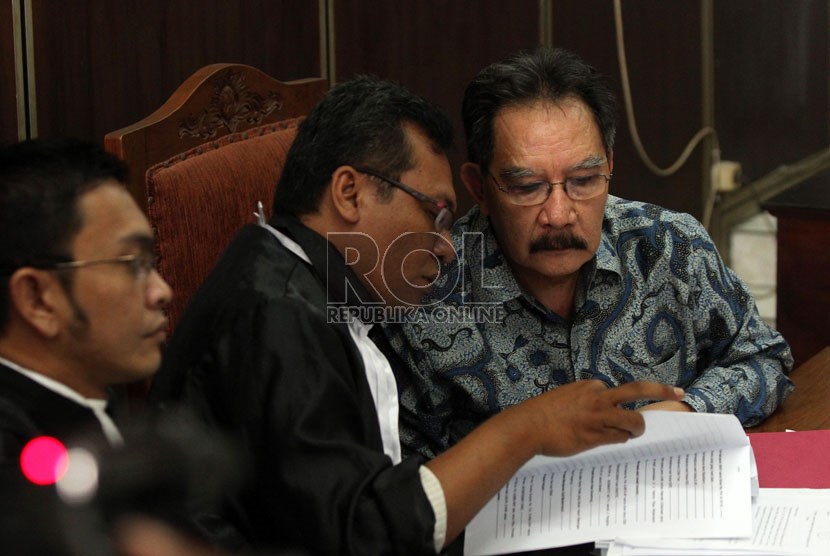  Mantan Ketua KPK Antasari Azhar (kanan) selaku pemohon berbincang dengan kuasa hukumnya saat menjalani sidang praperadilan SMS gelap di Pengadilan Negeri Jakarta Selatan, Jakarta, Senin (10/6).     (Republika/Adhi Wicaksono)