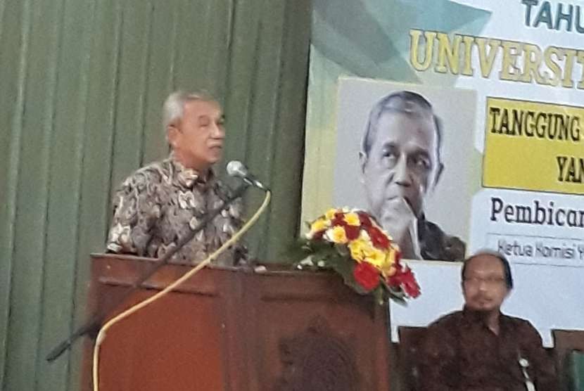 Mantan ketua KPK Busyro Muqoddas saat menyampaikan kuliah umum di Universitas Widya Mataram. 