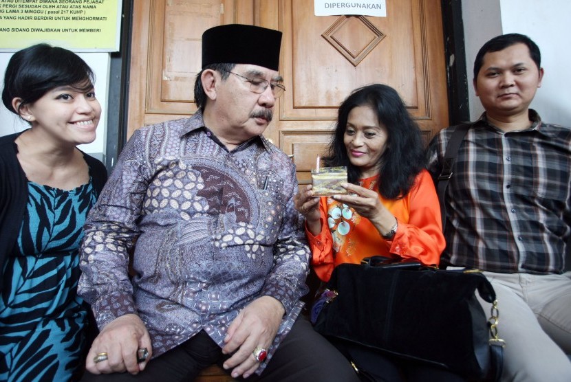 Mantan ketua KPK yang juga terpidana kasus pembunuhan Antasari Azhar (kedua kiri) bersiap meniup lilin saat mendapat ucapan selamat hari ulang tahun ke-62 dari Istrinya Ida Laksmi Wati (kedua kanan) sebelum sidang perdata di Pengadilan Negeri Tangerang, Ta