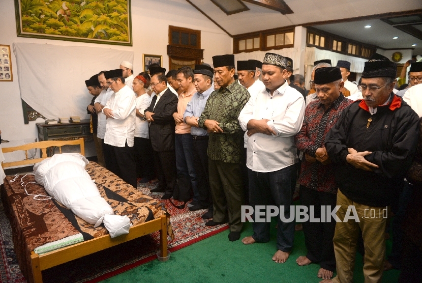 Mantan Ketua Mahkamah Konsitusi Hamdan Zoelva (depan) bersama sejumlah tokoh nasional menyalatkan jenzah Adi Sasono di Kediaman Pondok Labu, Jakarta, Sabtu (13/8). Tokoh koperasi Indnesia Adi Sasono berpulang pada Sabtu sore.