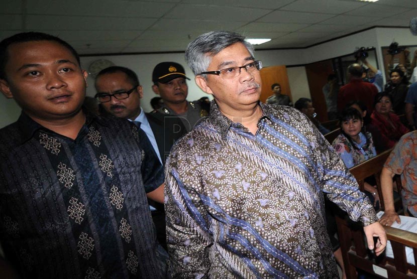   Mantan Ketua Mahkamah Konstitusi Akil Mochtar memasuki ruang pengadilan saat menjadi saksi untuk terdakwa kasus suap Pilkada Gunung Mas di Pengadilan Tipikor, Jakarta, Kamis (30/1).   (Republika/Wihdan Hidayat)
