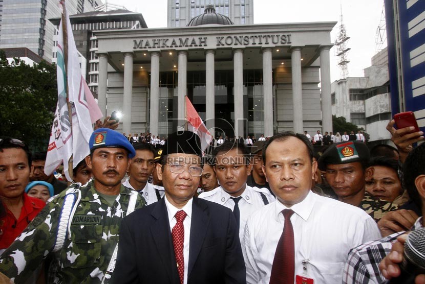  Mantan Ketua Mahkamah Konstitusi Mahfud MD disambut para pendukungya saat meninggalkan Gedung MK di Jakarta, Senin (1/4).  (Republika/Adhi Wicaksono)