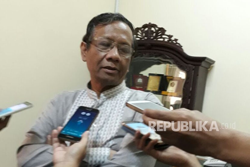 Mantan Ketua Mahkamah Konstitusi Mahfud MD saat diwawancara di ruang kerjanya di Kepatihan Yogyakarta, Jum'at (24/11).