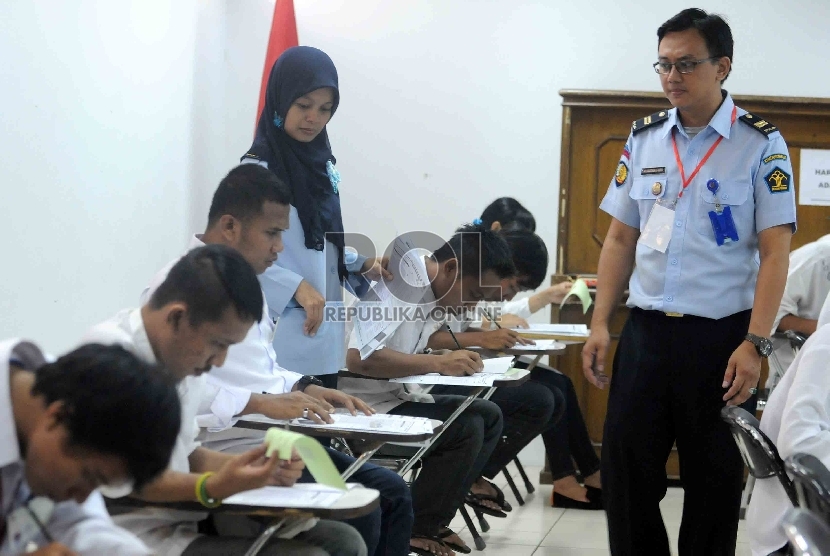 Warga binaan menjalani Ujian Nasional pendidikan kesetaraan melalui program kejar paket C di Lembaga Pemasyarakatan Cipinang, Jakarta Timur, Senin (13/4).(Republika/Agung Supriyanto)