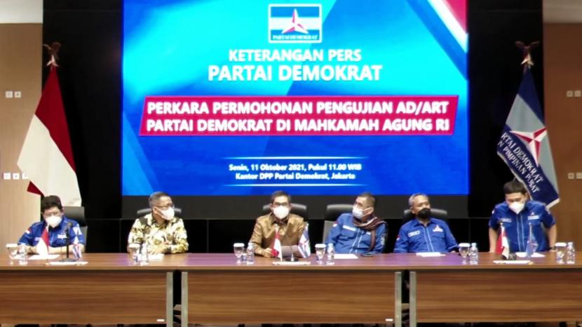 Tim hukum Partai Demokrat melaksanakan konferensi pers terkait gugatan AD ART yang dilayangkan Yusril Ihza Mahendra, di Kantor DPP Partai Demokrat, Jakarta, Senin (11/10).