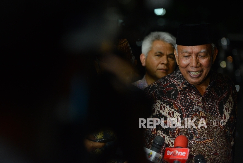  Mantan Ketua Majelis Pertimbangan PPP Bachtiar Chamsyah memberikan keterangan kepada media usai melakukan pertemuan dengan Wakil Presiden Jusuf Kalla di kediamannya, Jakarta, Selasa (26/1). (Repulbika/Raisan Al Farisi)