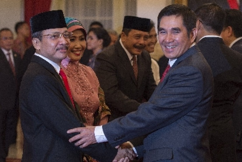 Mantan Ketua MK Hamdan Zoelva (kanan) menyalami hakim konstitusi Suhartoyo.