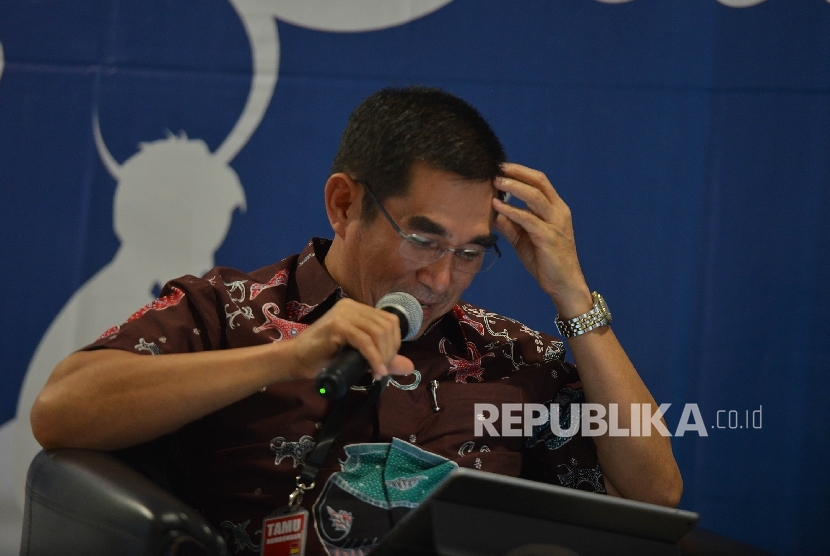 Mantan Ketua MK Hamdan Zoelva memberikan pemaparan saat peluncuran dan diskusi buku Metamorfosis Sandi Komunikasi Korupsi karya wartawan Sabir Laluhu dalam acara sarasehan pustaka di Gedung KPK Jakarta, Rabu (17/5).