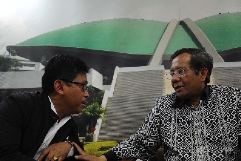 Mantan ketua MK Mahfud MD dan Wasekjen PDIP Hasto Kristanto dalam diskusi Dialektika Demokrasi, di gedung Parlemen, Jakarta, Kamis (10/10).