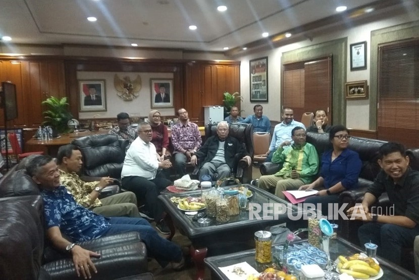 Mantan Ketua MK Mahfud MD, Mantan Ketua MA Bagir Manan dan sejumlah pengajar hukum tata negara melakukan audiensi dengan KPU, Senin (3/12). 