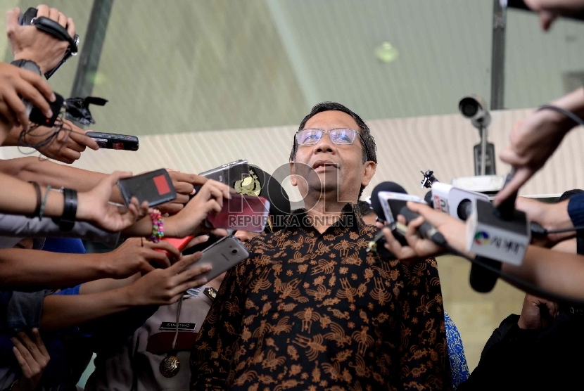 Mantan Ketua MK Mahfud MD mendatangi Gedng KPK, Jakarta, Jumat (6/2). (Republika/ Wihdan)