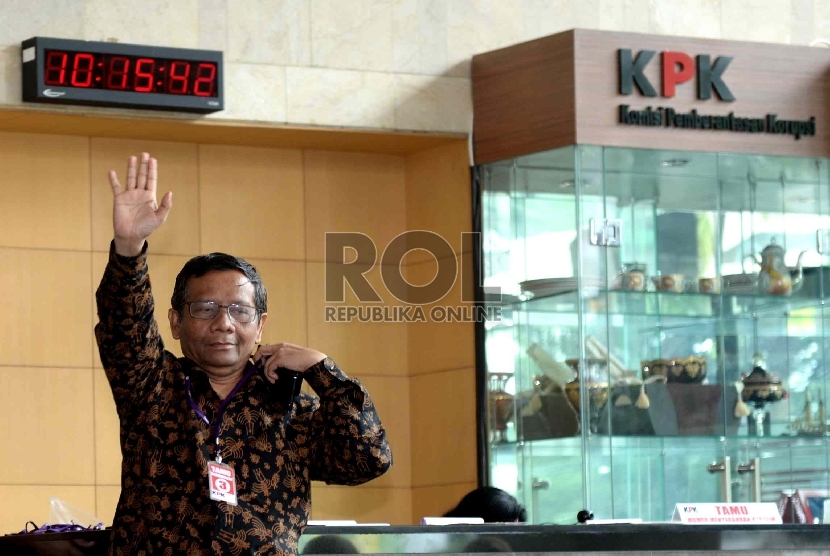 Mantan ketua MK Mahfud MD mendatangi Gedng KPK, Jakarta, Jumat (6/2).