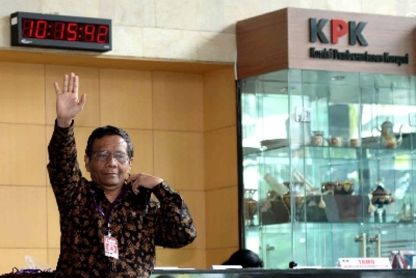 Mantan ketua MK Mahfud MD mendatangi gedung KPK, Jakarta, Jumat (6/2). 