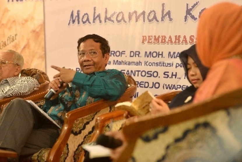 Mantan ketua MK Mahfud MD menyampaikan pendapatnya pada acara bedah buku karya Sekjen MK Janedjri Gaffar di gedung MK, Jakarta Pusat, Selasa (1/4).