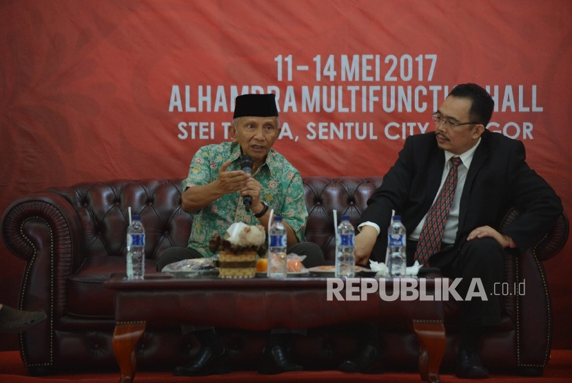 Mantan Ketua MPR Amien Rais (kiri) bersama Konsultan Keuangan Muhammad Syafi'i Antonio (kanan) memberikan pemaparan saat menjadi pembicara dalam dialog kebangsaan dalam rangkaian Days of Islamic Economics Revival (DINAR) 2017 yang digelar di Alhambra Multifunction Hall Kampus STEI Tazkia, Sentul, Bogor, Jawa Barat, Kamis (11/5).