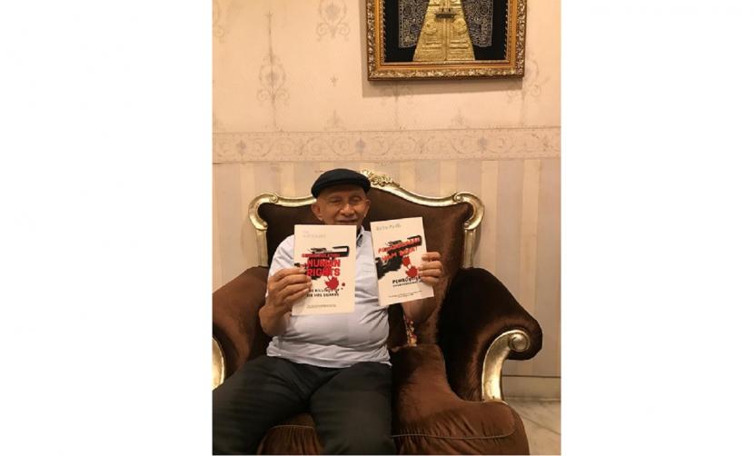 Mantan Ketua MPR Amien Rais memperlihatkan buku putih tentang pembunuhan 6 pengawal Habib Riziek Shihab di kediamannya di Jakarta, Senin malam, (29/08/2022).