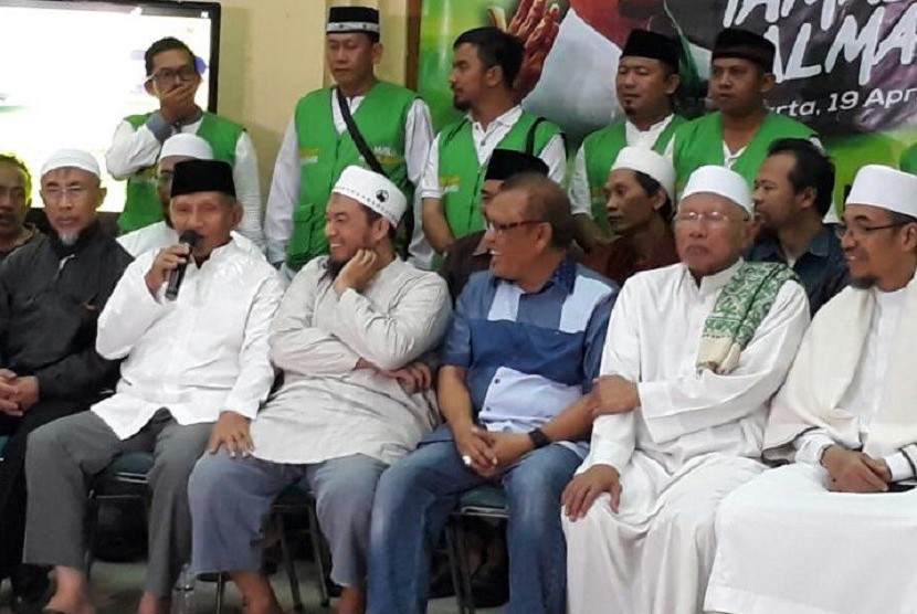 Mantan ketua MPR Amin Rais (dua kiri) menyampaikan pesan menjelang Pilkada DKI Jakarta dalam konferensi pers Tamsya Al Maidah di Madjid Al Azhar, Jakarta Selatan, Senin (17/4).