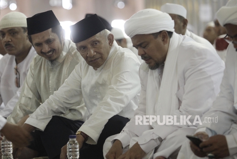 Mantan Ketua MPR Amin Rais (kedua kanan) bersama Imam Besar Front Pembela Islam (FPI) Habib Rizieq (kanan) mengikuti silaturahmi akbar dengan tema  Doa untuk Kepemimpinan Ibukota di Masjid Istiqlal, Jakarta, Ahad (18/9). (Republika/ Raisan Al Farisi)