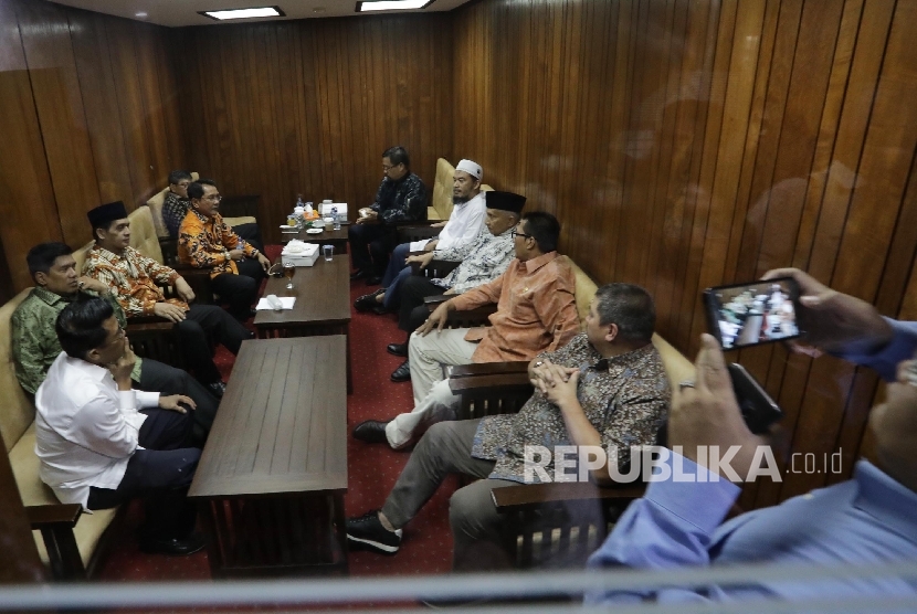 Mantan Ketua MPR RI Amien Rais bertemu dengan anggota Pansus Hak angket KPK sebelum dimulainya rapat dengar pendapat umum (RDPU) di Komplek Parlemen MPR/DPR-DPD, Senayan, Jakarta, Rabu (19/7).